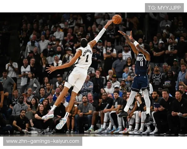 马刺防守端两次封盖震撼画面